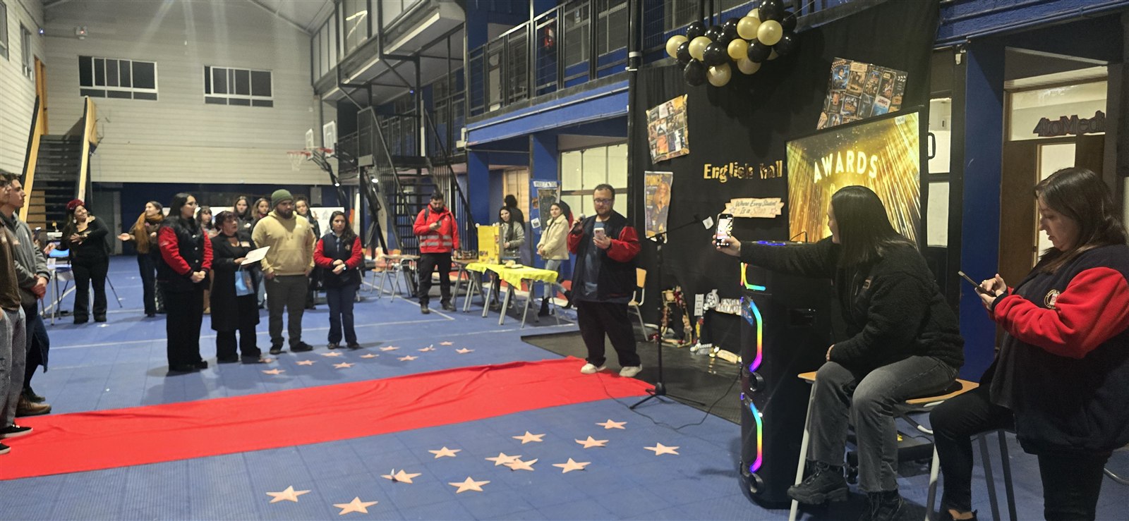 Alfombra roja y escenario de la Feria de Inglés EPJA 2026